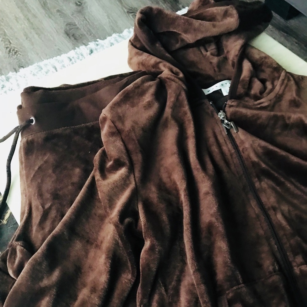 Max Studio track suit